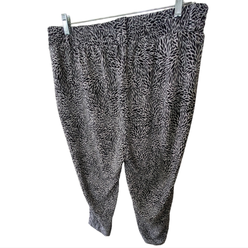 Torrid Black & White Geo Print stretch crepe ankle pants size 2 EUC - Picture 3 of 5